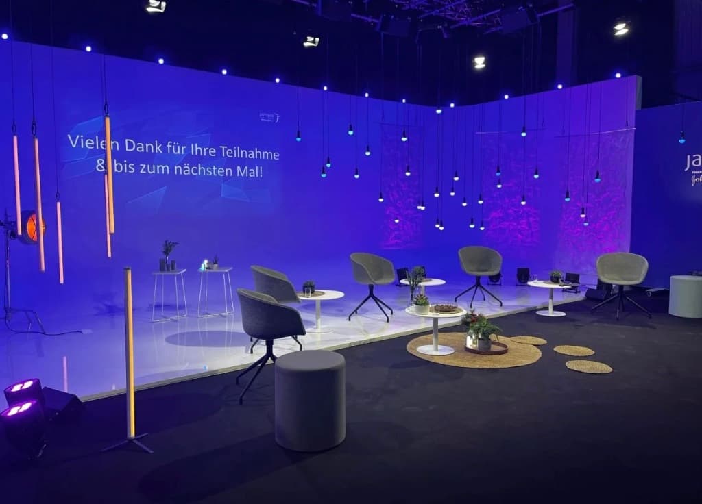 Corporate-Event von BILDQUADRAT: Bühnenbild mit LED-Wand, Talkrunde und Lichtdesign