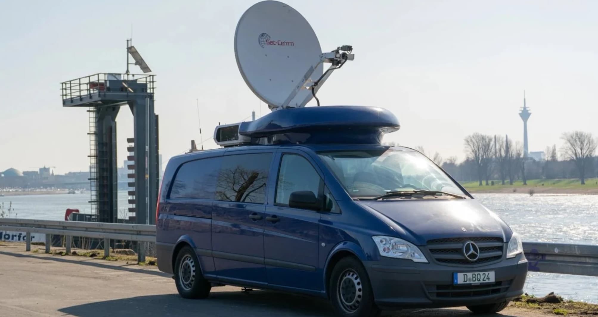 BQ SNG 1 — Mercedes Vito mit aufgerichteter Sat-Comm-Antenne am Rheinufer in Düsseldorf, im Hintergrund der Rheinturm